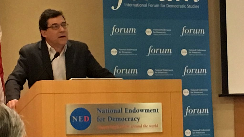 Raul Peñaranda speaks at a National Endowment for Democracy sponsored event in Washington D.C. (Photo: Susana Escobar/Twitter)