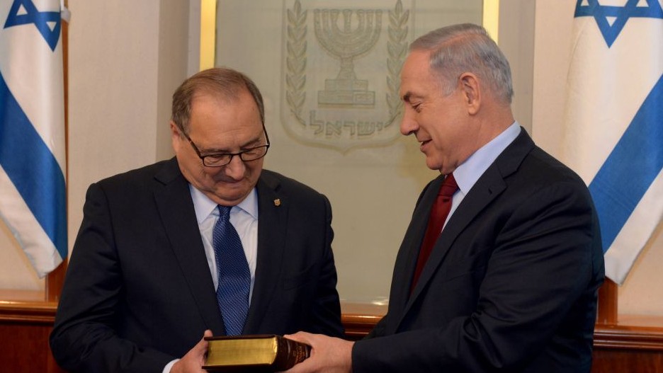 Former ADL head, Abraham Foxman, with Prime Minister Benjamin Netanyahu in Jerusalem, May 21, 2015. (Photo by Haim Zach/GPO)