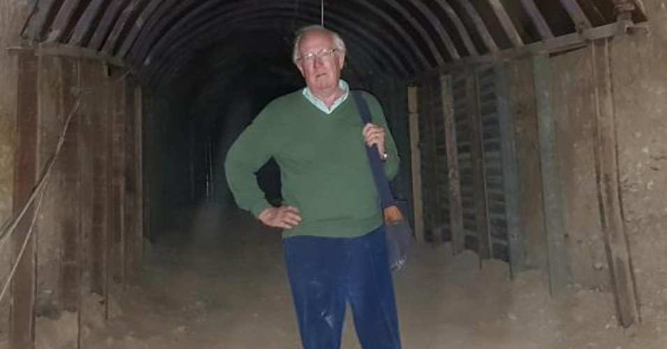Robert Fisk in one of the miles of tunnels hacked beneath Douma by prisoners of Syrian rebels." (Photo: Yara Ismail via the Independent)