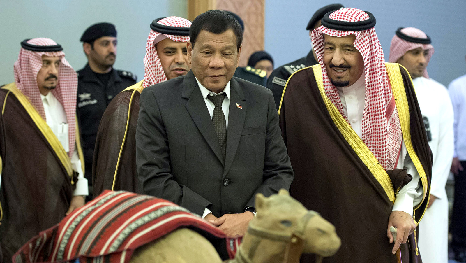 Saudi Arabia's King Salman bin Abdulaziz Al Saud (right) welcomes President Rodrigo Duterte during a reception ceremony in Riyadh, Saudi Arabia on Tuesday. Duterte is on his first stop of a three-nation, weeklong tour of the Middle East. (Bandar Algaloud/Saudi Royal Court)