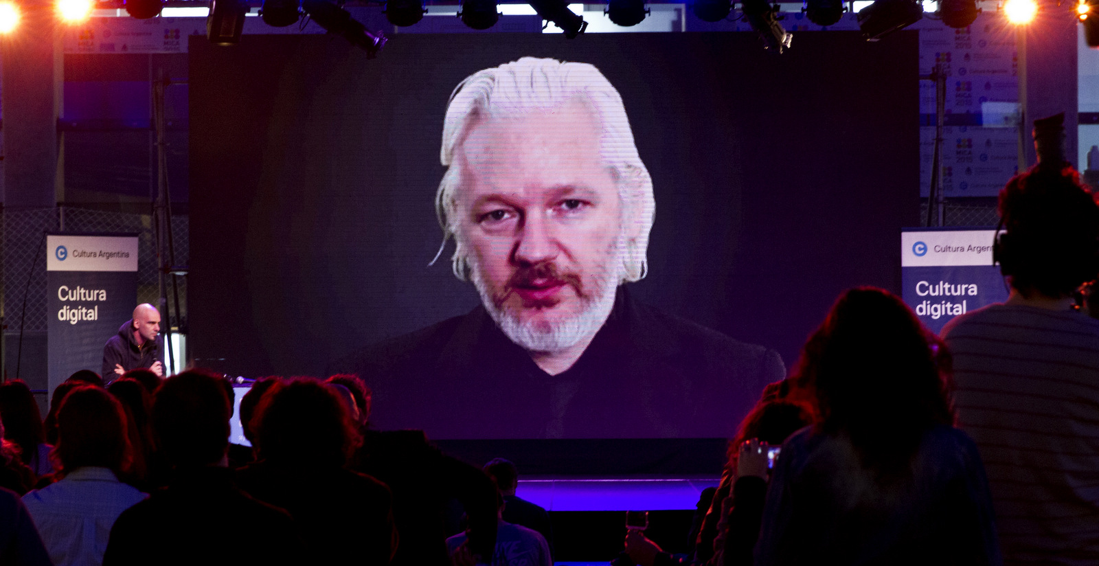 Wikileaks founder Julian Assange appears via teleconference at the Digital Culture Forum, organized by Argentina's Ministry of Culture, October 15, 2015. (Photo: Romina Santarelli/Flickr)