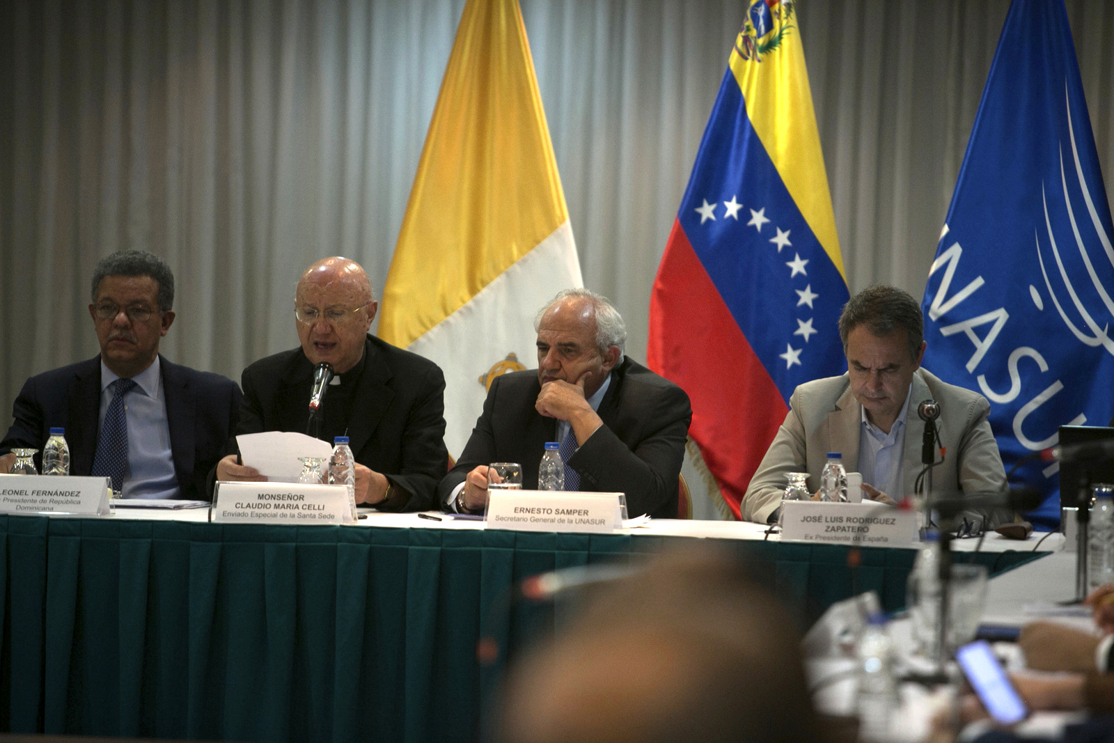 国际调停人员，从左至右，多米尼加共和国前总统莱昂内尔费尔南德斯，梵蒂冈特使克劳迪奥玛丽亚切利，哥伦比亚前总统埃内斯托桑佩尔和西班牙前总理何塞路易斯罗德里格斯萨帕特罗坐在委内瑞拉政府与其反对派之间的对话桌上，在委内瑞拉加拉加斯，2016年11月11日。（AP / Alejandro Cegarra）