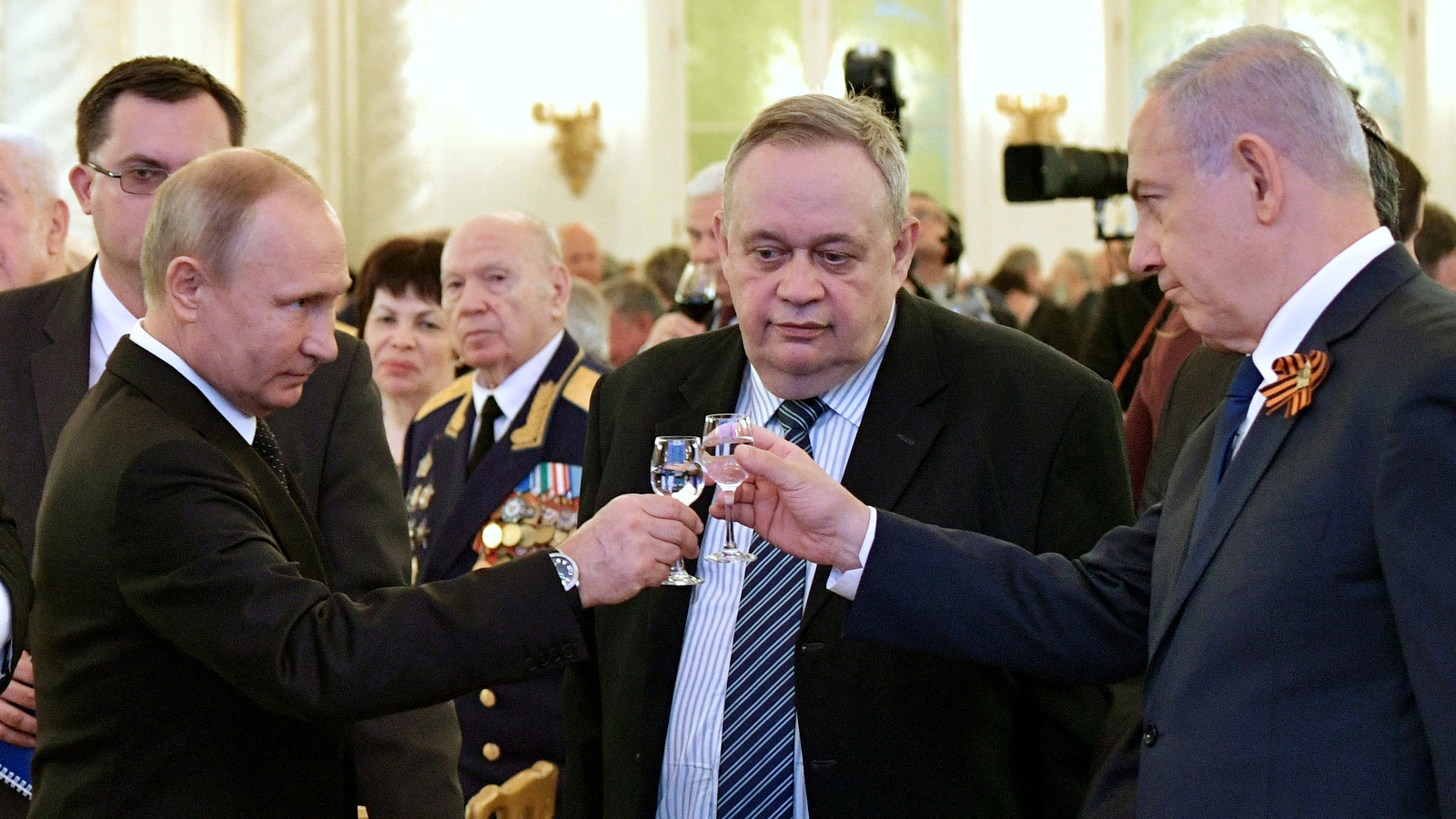 Russian President Vladimir Putin, left, and Israeli Prime Minister Benjamin Netanyahu, right, toast during a reception after the Victory Parade in Moscow, Russia, May 9, 2018.(Alexei Nikolsky, Sputnik via AP)