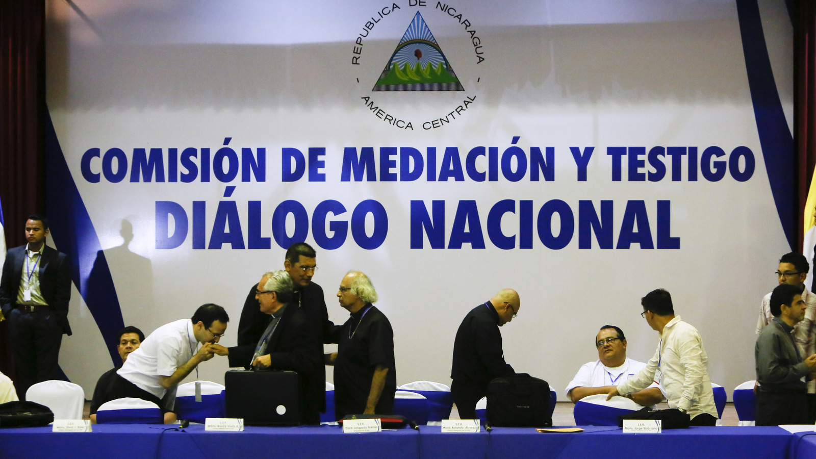 天主教会代表于2018年5月21日在尼加拉瓜马那瓜进行全国对话的第三天。根据调查员的初步观察，尼加拉瓜总统丹尼尔奥尔特加政府通过对街头示威过度使用武力侵犯了人权来自美洲人权委员会。 （AP Photo / Alfredo Zuniga）
