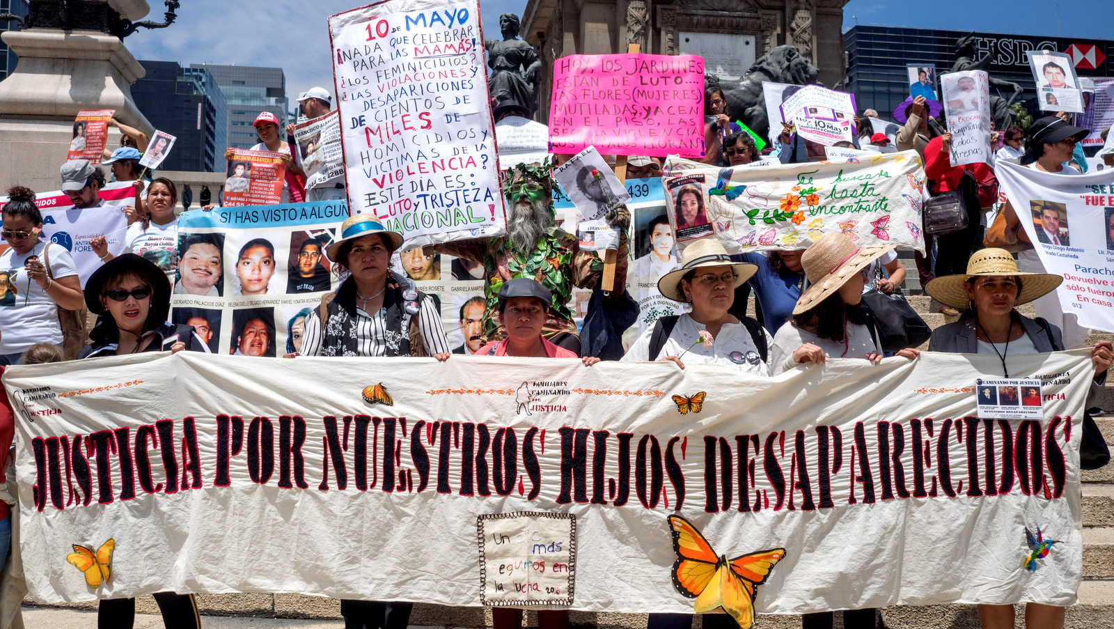 Mujeres sostienen un cartel que dice 'Justicia para nuestros hijos desaparecidos' en el Día de la Madre para exigir justicia para sus hijos desaparecidos, Ciudad de México, 10 de mayo de 2018 (Foto: José Luis Granados Ceja)