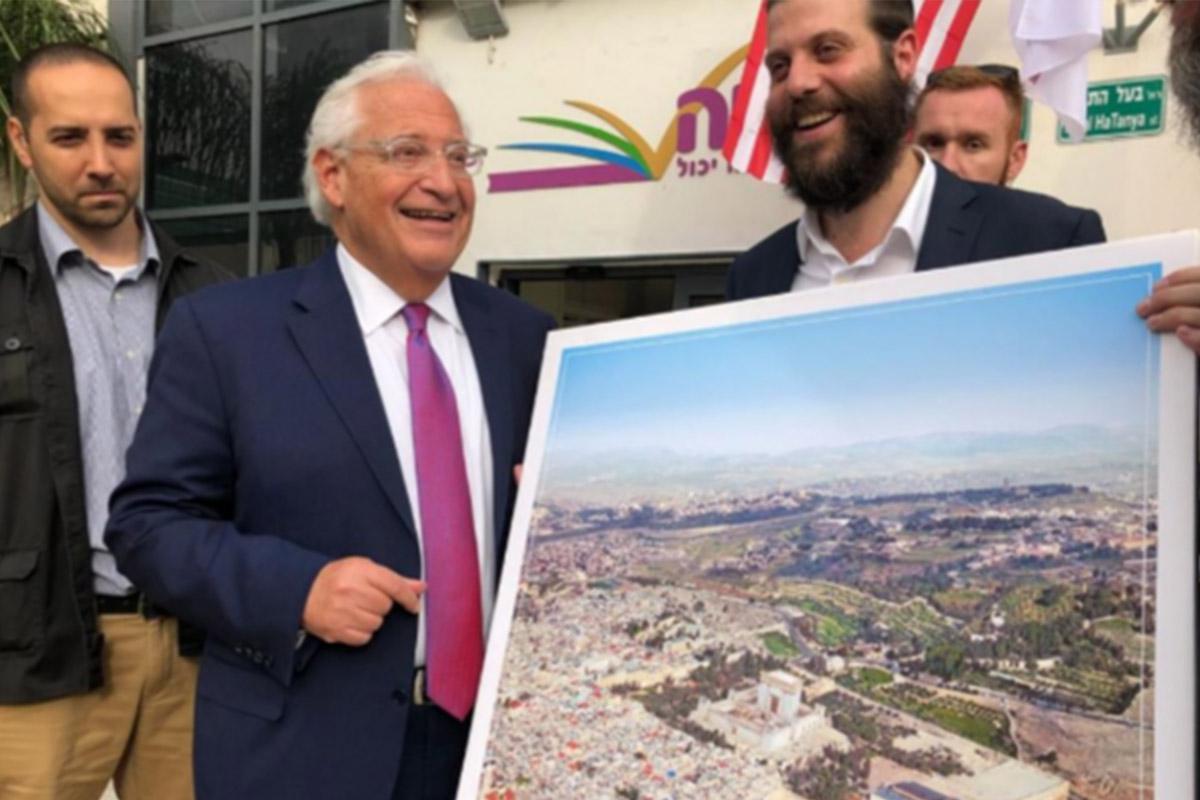 US Ambassador to Israel David Friedman poses with a picture of the ‘Third Temple,’ May 22, 2018. Israel Cohen | Kikar Hashabat