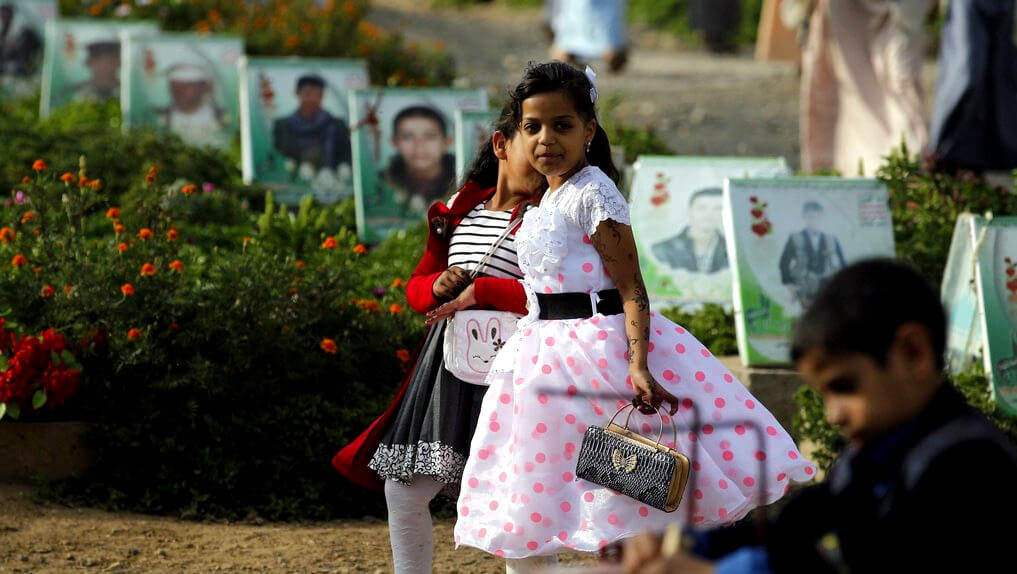 Yemeni girls, their hands adorned with henn'a, visit a cemetery on Eid al-Adha in Sana'a, Yemen, September, 12 2016. Yahya Arhab | EPA