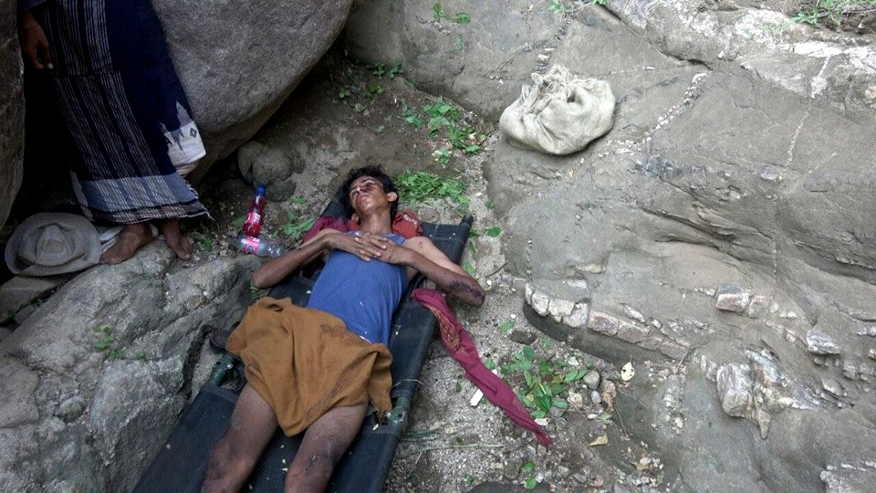 Una víctima espera atención luego de un ataque aéreo saudí en un mercado ocupado en el distrito de Shada, en la frontera con Saada, Yemen, junio 18,2017. Fotos | YemenExtra