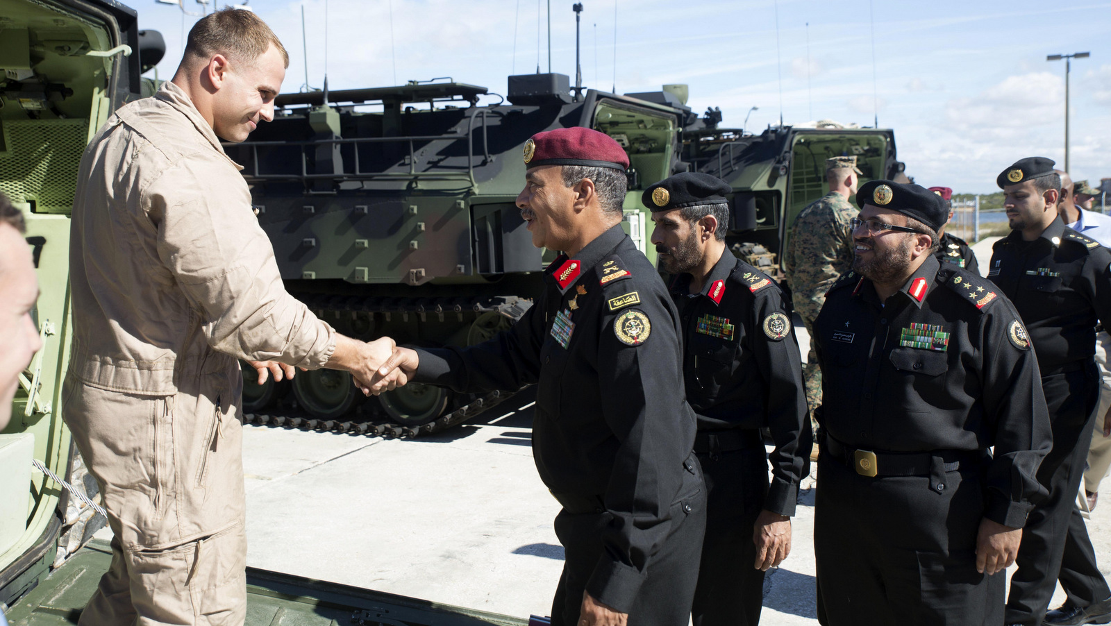 Miembros del Cuerpo de Marines de Arabia Saudita se reúnen con Cpl. Robert Loeffler, jefe de mantenimiento de asistencia en el Centro de Entrenamiento del Cuerpo de Marines en Tampa, Florida, 5 de diciembre de 2014. Ian Ferro | Cuerpo de Marines de EE. UU.