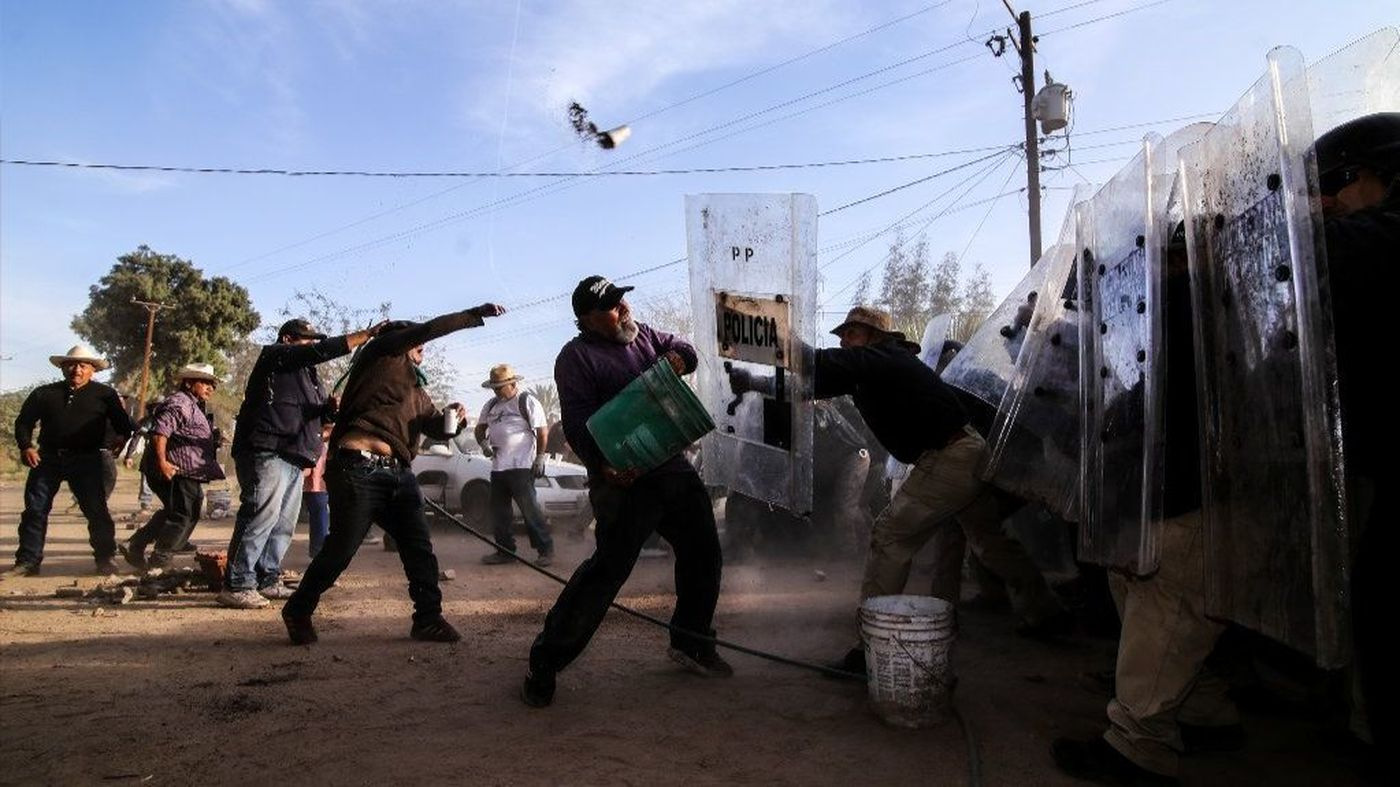 State and local police attempt to break up protests over water theft by opponents of the Constellation Brands brewery on Jan. 16. Víctor Medina | La Crónica