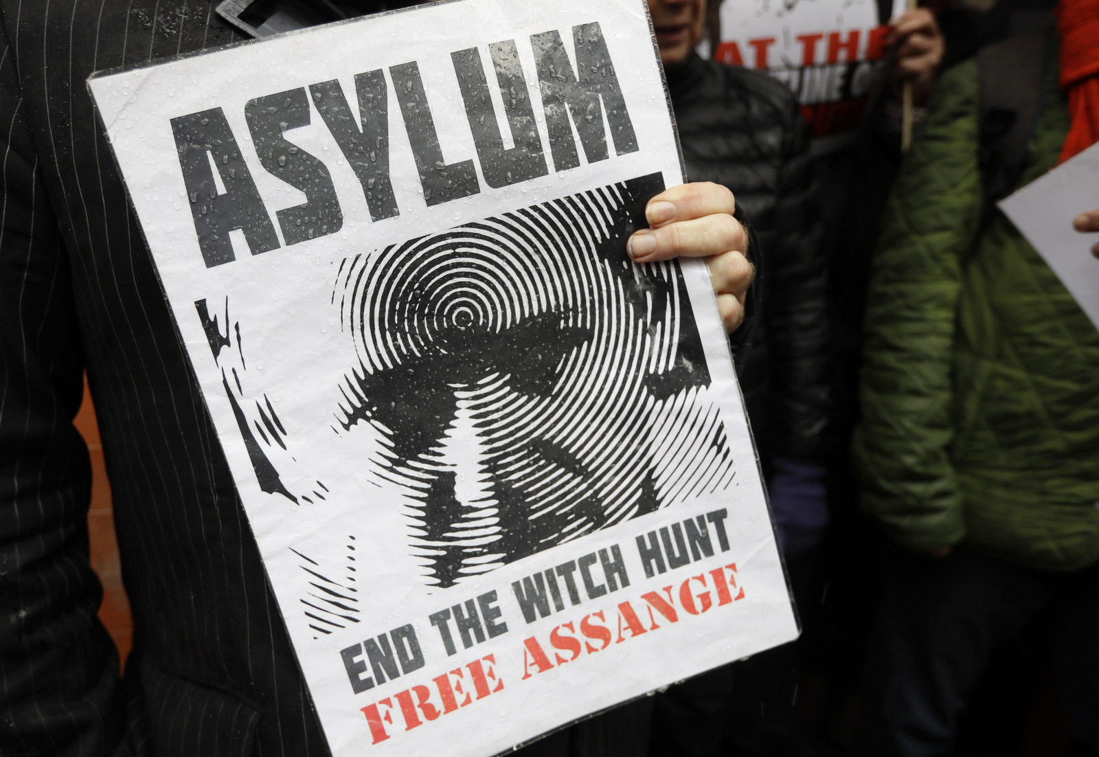 Сторонник Юлиана Ассанжа держит знамя во время протеста возле посольства Эквадора в Лондоне 29 марта 2018 года. Кирсти Вигглсворт | AP