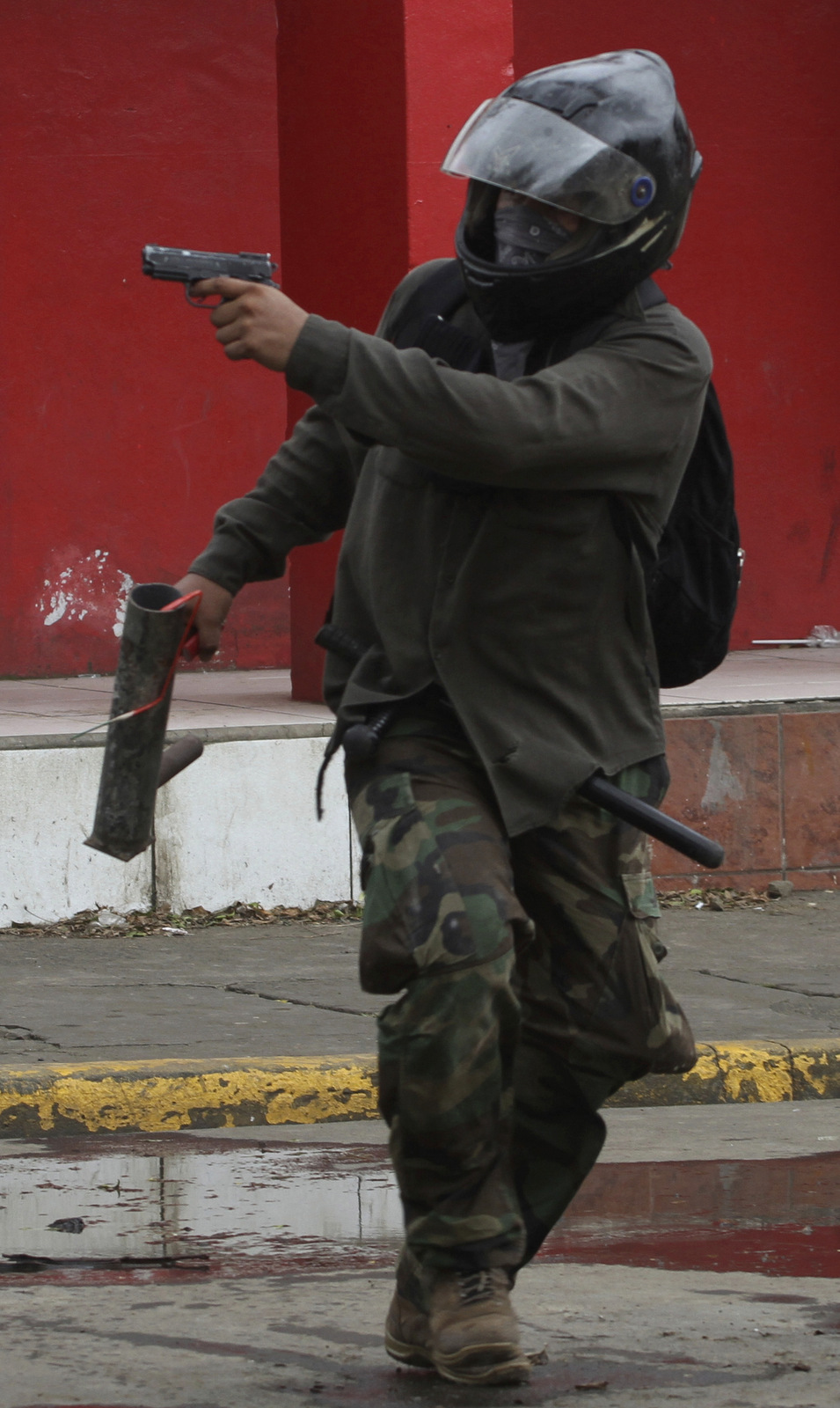 2018年6月9日，尼加拉瓜马萨亚抗议活动期间，一名反对党成员将一把手枪投向警方。奥斯卡杜阿尔特|美联社