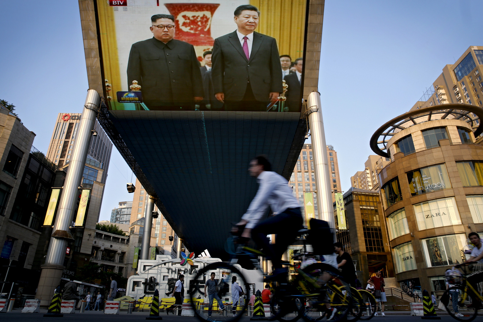 一个巨大的电视屏幕播放朝鲜领导人金正恩和中国国家主席习近平在2018年6月19日在北京举行的会议。美联社