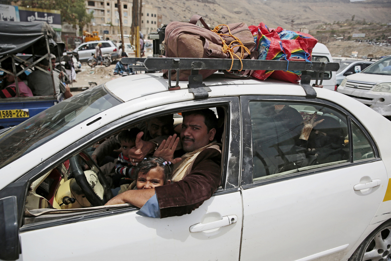2018年6月23日，在也门沙特阿拉伯联合酋长国入侵港口城市Hodeida的流离失所的也门人抵达也门萨那。哈尼·穆罕默德|美联社