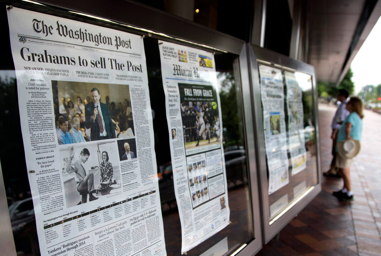 华盛顿邮报的头版在2013年华盛顿的新闻博物馆外展出，这是它宣布亚马逊创始人杰夫贝佐斯以2.5亿美元收购华盛顿邮报的第二天。 Evan Vucci |美联社