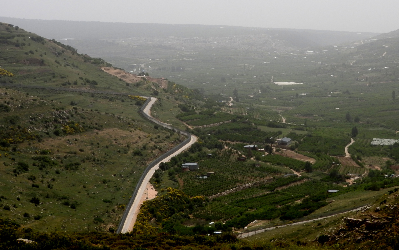 A medida que el camino israelí, fuertemente fortificado, atraviesa tierra siria en ambos lados en los Altos del Golán ocupados. Eva Bartlett | Noticias MintPress