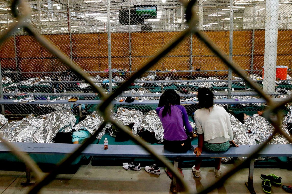 工人被指控在移民收容所中猥亵八个孩子