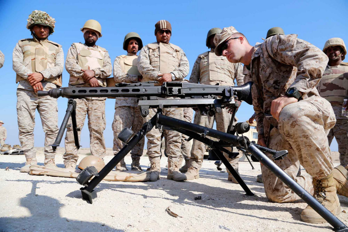 A U.S. Marine teaches Saudi Naval Forces how to use a MG-42 machine gun during exercise Red Reef 15. Rome M. Lazarus | US Marine Corp