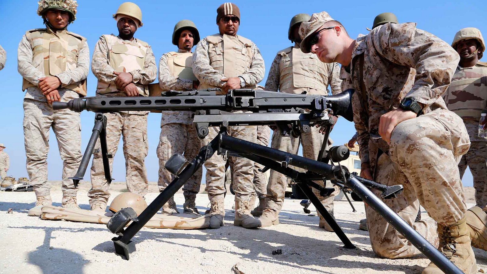 A U.S. Marine teaches Saudi Naval Forces how to use a MG-42 machine gun during exercise Red Reef 15. Rome M. Lazarus | US Marine Corp
