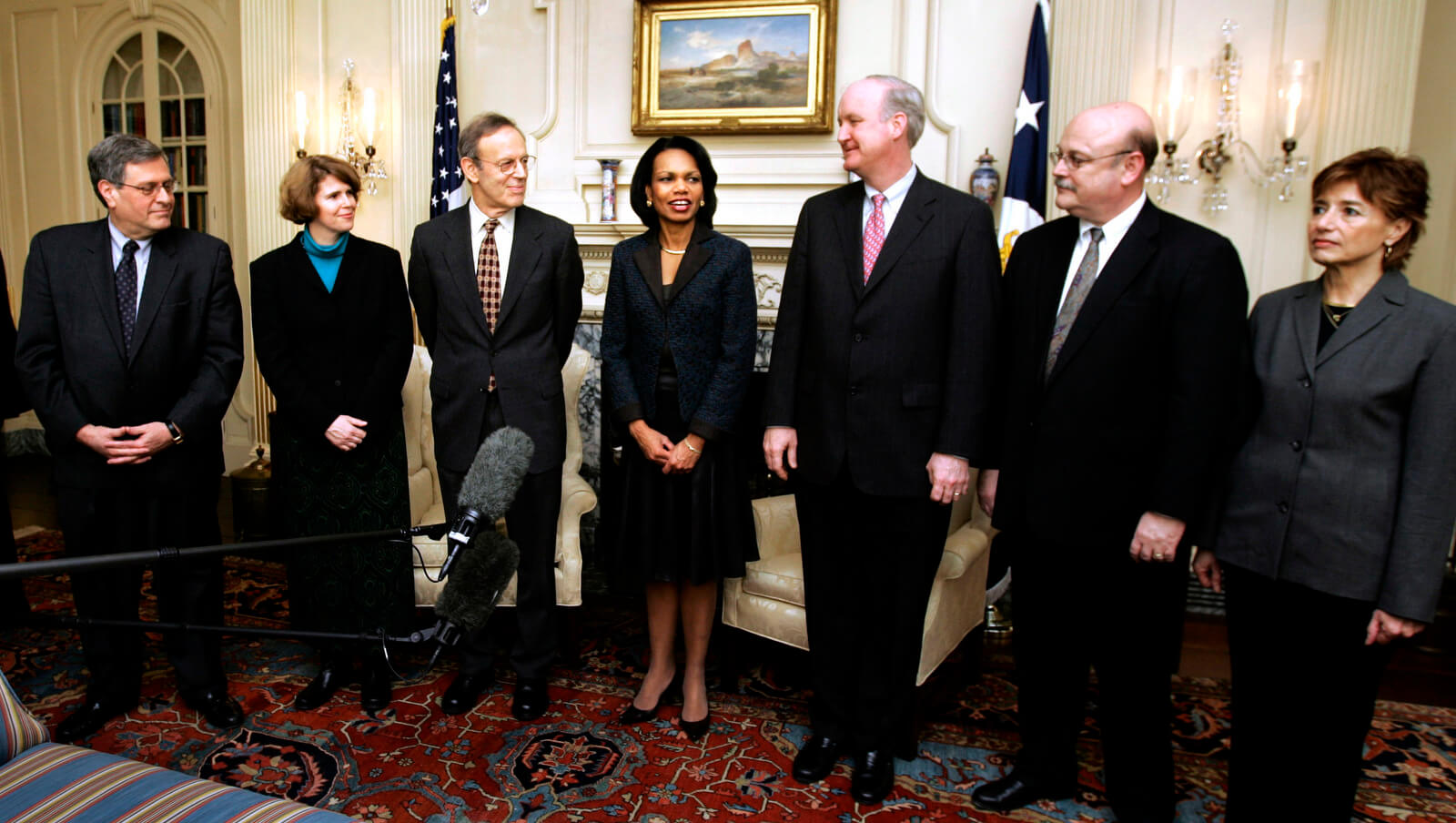 Condoleezza Rice, cuarta desde la izquierda, acompañada por participantes de organizaciones no gubernamentales, habla con los periodistas en el Departamento de Estado en Washington, el miércoles 31 de enero de 2007. De izquierda a derecha están Ken Wollack, del Instituto Nacional Demócrata; Jennifer Windsor, Casa de la Libertad; Carl Gershman, Fondo Nacional para la Democracia; Arroz; Lorne Craner, Instituto Republicano Internacional; John Sullivan, Centro para la Empresa Privada Internacional; y Ellie Larson, Centro de Solidaridad. Manuel Balce Ceneta | AP