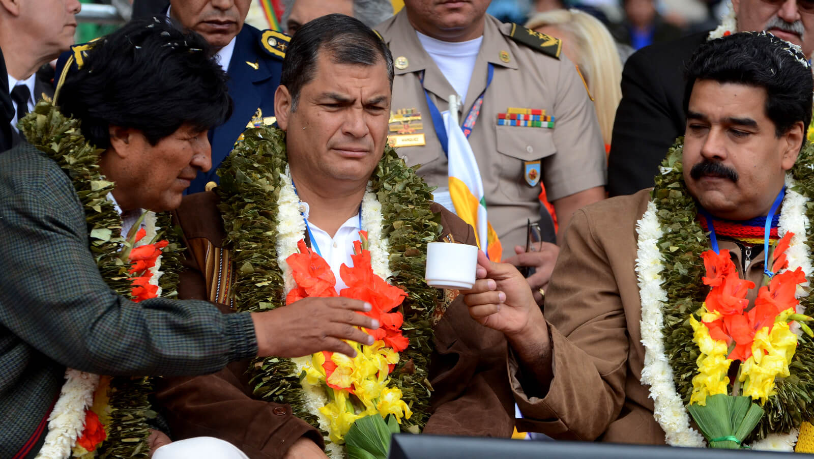 左，玻利维亚总统埃沃·莫拉莱斯向委内瑞拉总统尼古拉斯·马杜罗提供一杯茶，正如厄瓜多尔总统拉斐尔·科雷亚在6月14日玻利维亚圣克鲁斯举行的G77 +中国峰会代表欢迎仪式上所见。 ，2014。（美联社照片）