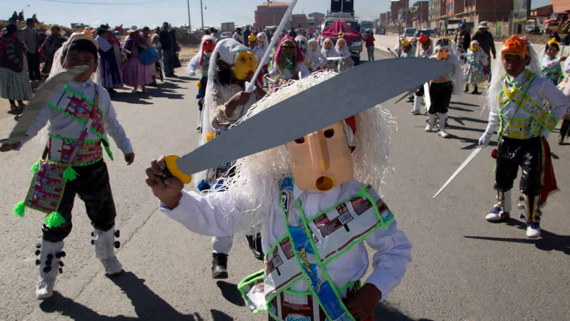 Bolivia: costumes of recycled material raise waste management awareness