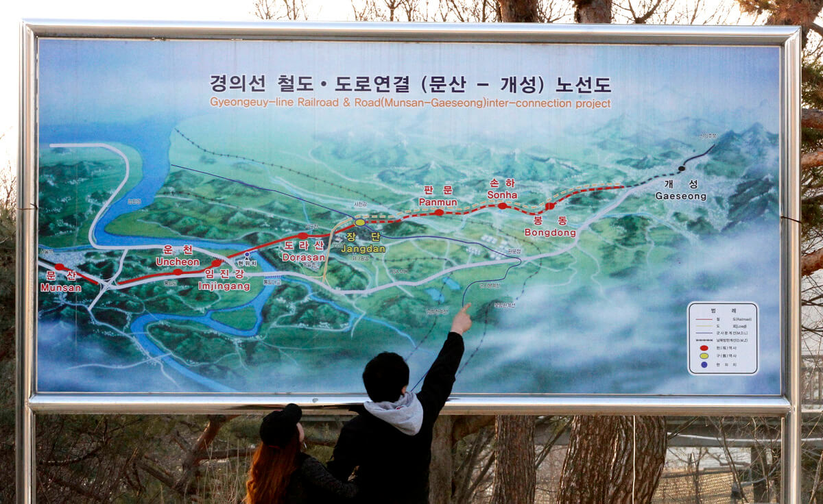 Una pareja mira un mapa del ferrocarril que une dos Coreas, las dos Coreas esperan volver a conectarse como parte de un acuerdo alcanzado en una cumbre histórica de Kim Dae-jung del Sur y Kim Jong Il del Norte en 2000, 31 de marzo de 2013. Ahn Young-joon | AP