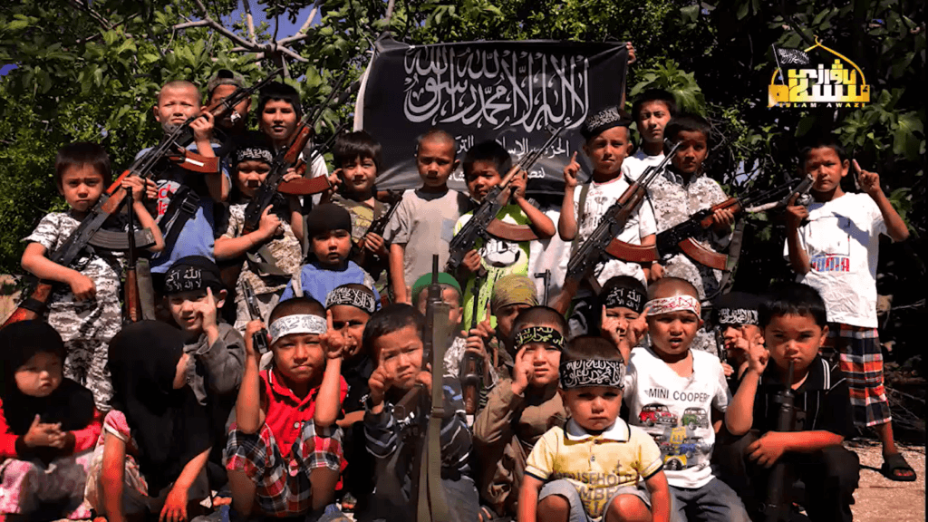 一张照片显示了叙利亚突厥斯坦伊斯兰党（TIP）恐怖组织网上发布的武装儿童，“圣战小勇士”。