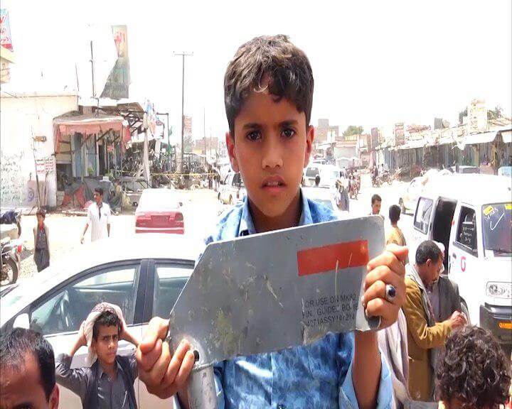 Un niño sostiene un fragmento de la bomba MK-82 de fabricación estadounidense utilizada en la masacre de niños yemeníes del jueves pasado.  Ahmed AbdulKareem |  Noticias de MintPress