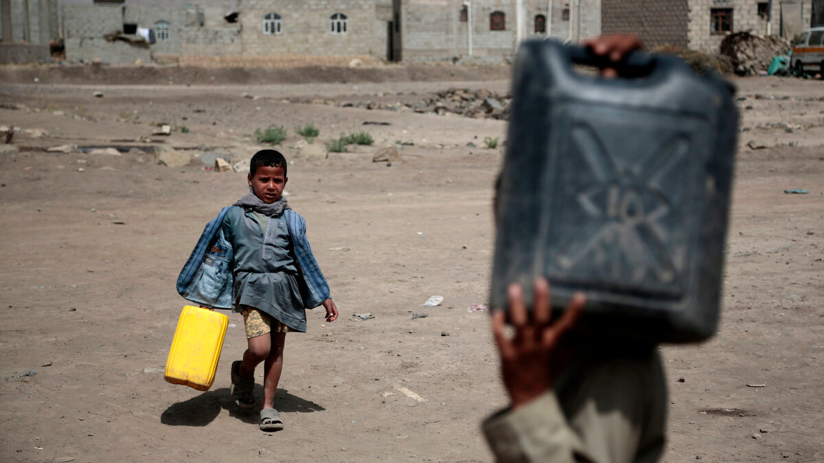 En esta foto tomada el miércoles 12 de julio de 2017, los niños llevan cubos para llenar con agua de un pozo que supuestamente está contaminado con cólera, en las afueras de Sanaa, Yemen. Hani Mohammed | AP