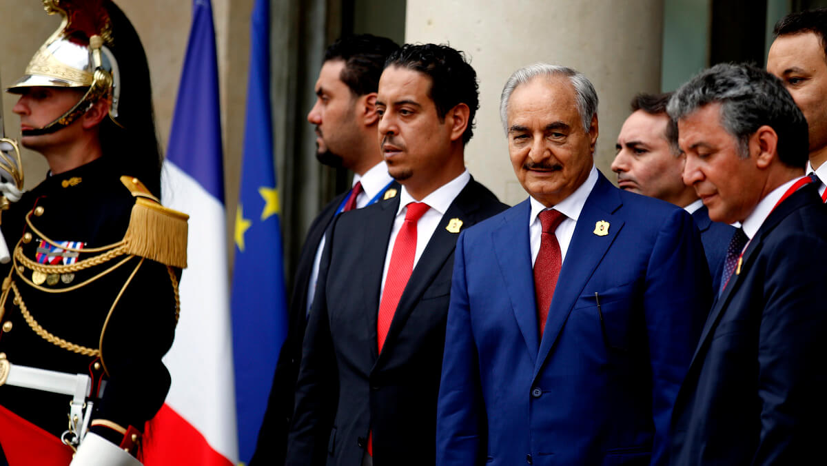 Khalifa Haftar, tercera a la izquierda, se va después de una Conferencia Internacional sobre Libia en el Palacio del Elíseo, en París, Francia, el 29 de mayo de 2018. Francois Mori | AP