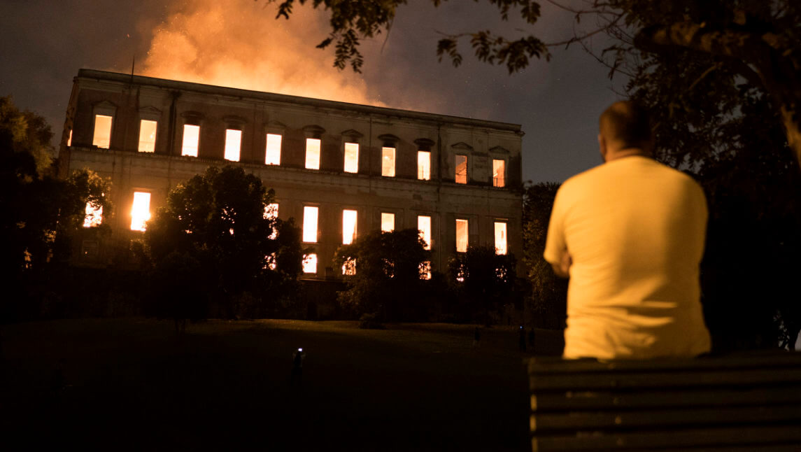 紧缩的不可估量的价格：里约博物馆被火，干消防栓摧毁
