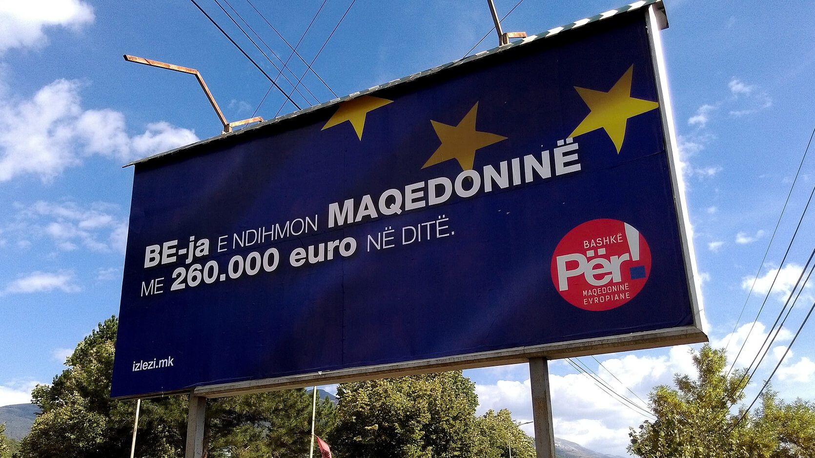用阿尔巴尼亚语撰写的亲马其顿公投广告牌上写着：欧盟每天以26万欧元帮助马其顿。一起为欧洲马其顿。 Resnjari |创作共用