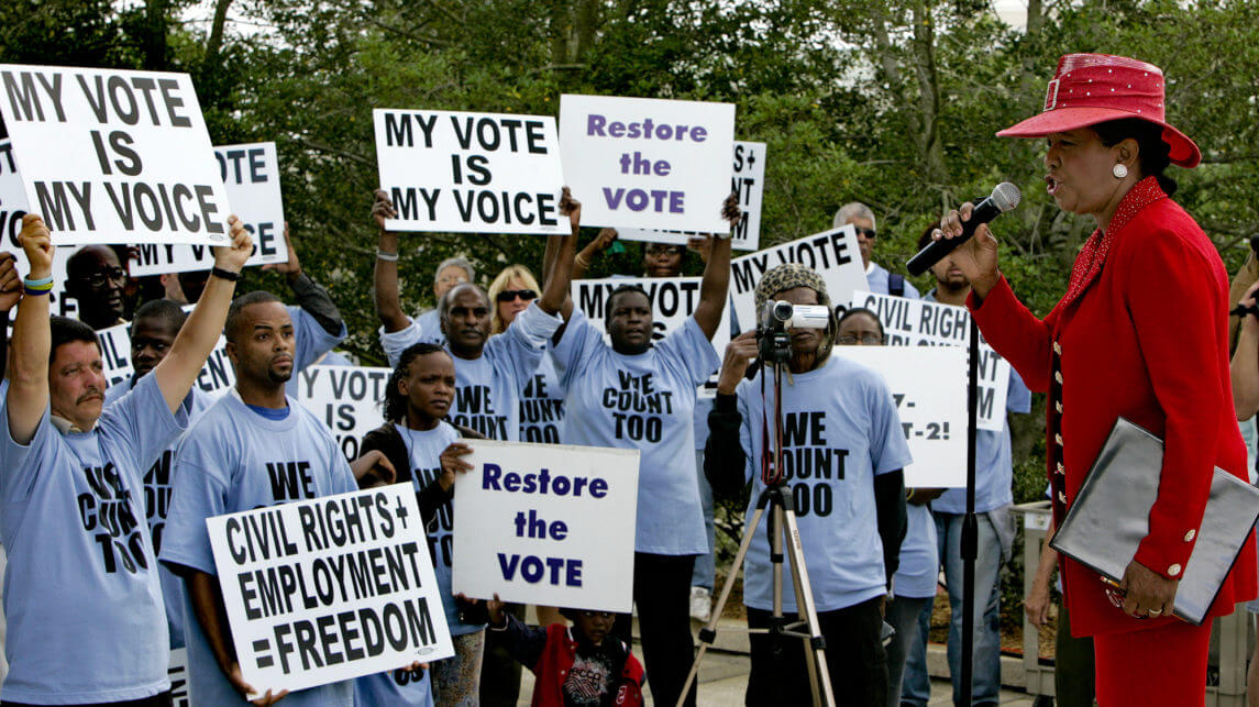 在历史性的举动中，佛罗里达州反对禁止过去重罪犯人的投票权