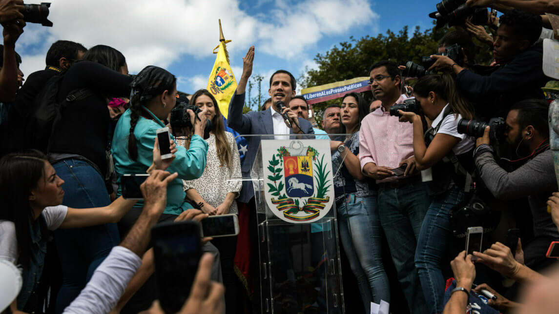 委内瑞拉美国支持的政变领导人立即瞄准国有石油公司，要求国际货币基金组织资金