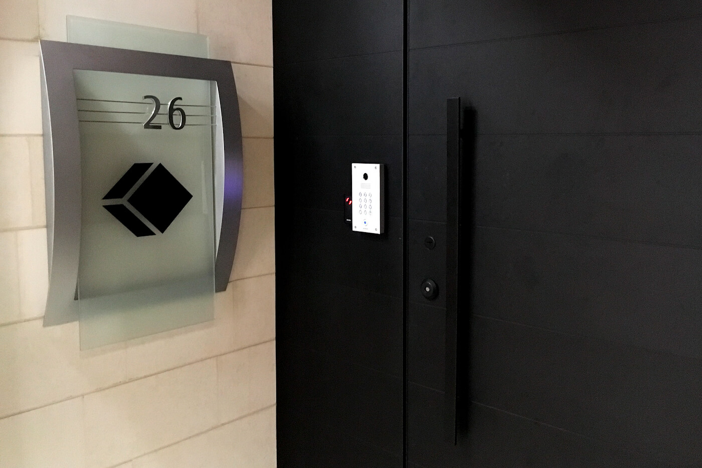 26年8月2019日，特拉维夫高层XNUMX楼的黑立方办公室入口。 美联社