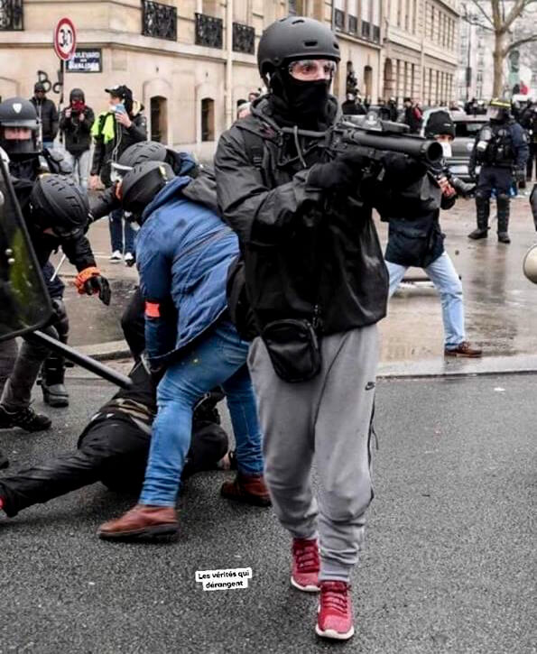 Yellow Vest | Riot Police plain clothes