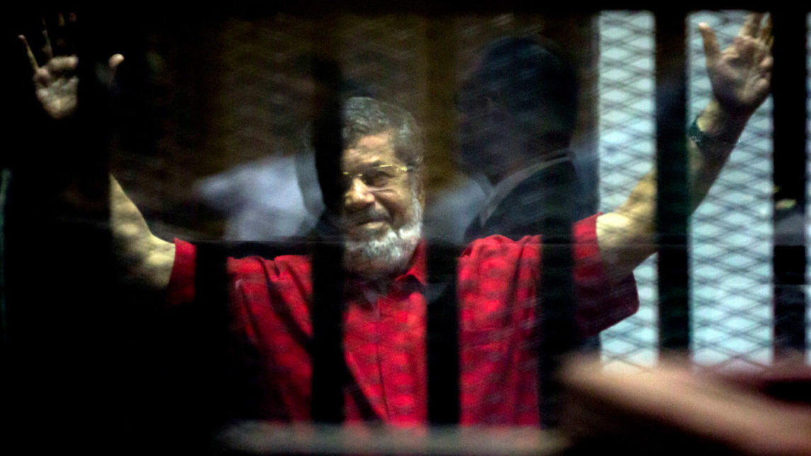 Morsi在笼子里背诵爱国诗时死亡或被谋杀