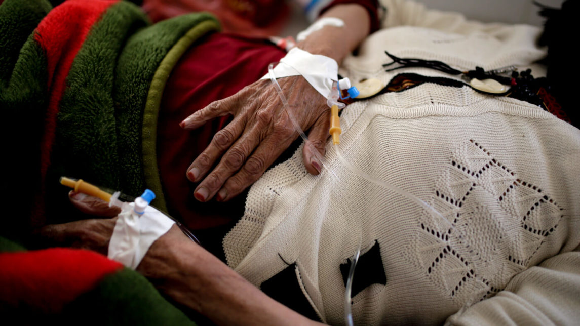 医护人员将受害者列入也门最新的霍乱疫情
