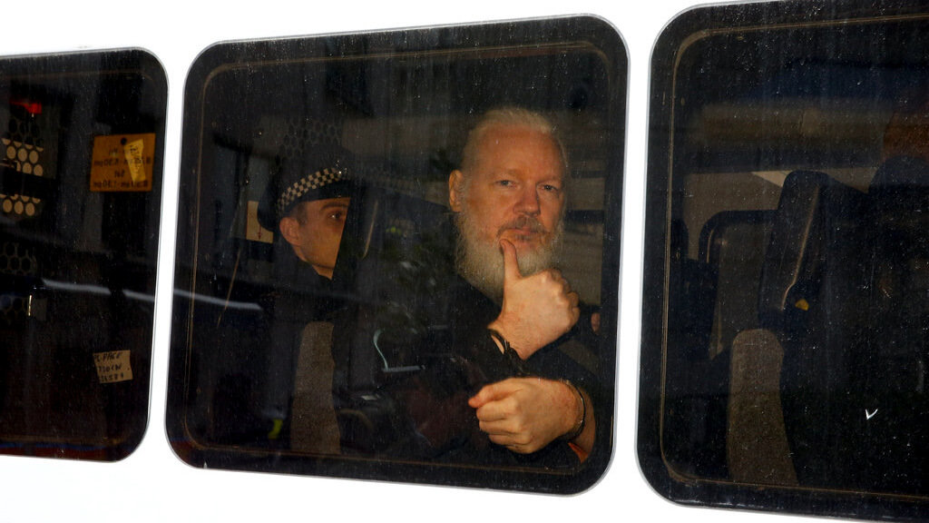 Ассанжа приговорили к 50 неделям в британской тюрьме за пропуск залога в 2012 году