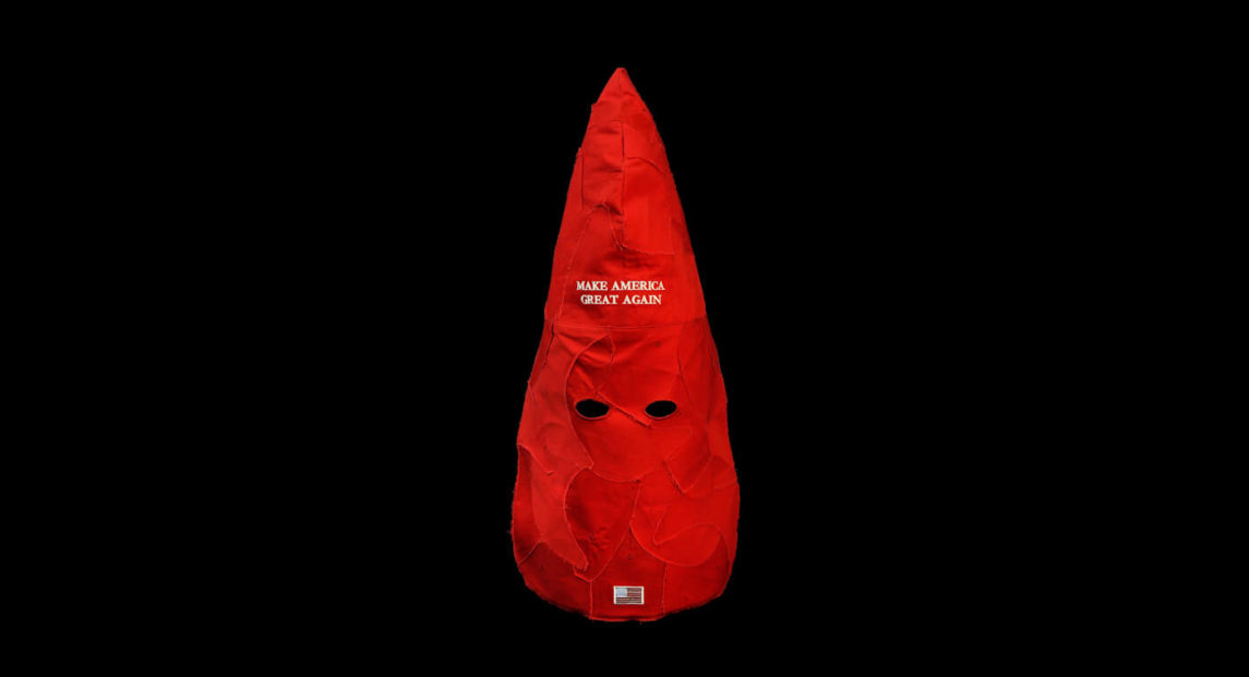 Facebook禁止政治艺术家为挑衅MAGA-Hats-as-Klan-Hoods雕塑