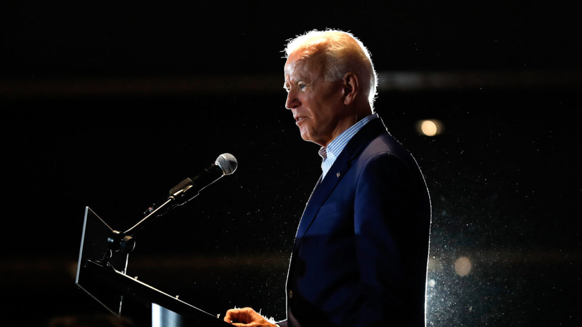 Los expertos reescriben la historia para defender el récord de Biden en política de silbato de perro