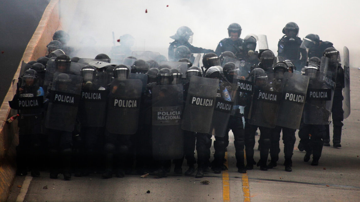 MintPress记者在洪都拉斯警方镇压周年纪念抗议活动中被拘留