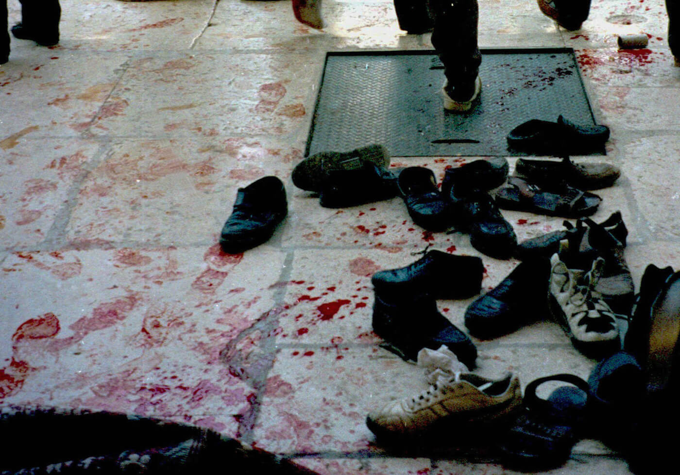 在以色列警察于1996年向巴勒斯坦信徒开枪之后，沾满鲜血的脚印标志着阿克萨清真寺（Al Aqsa Mosque）的入口。 美联社
