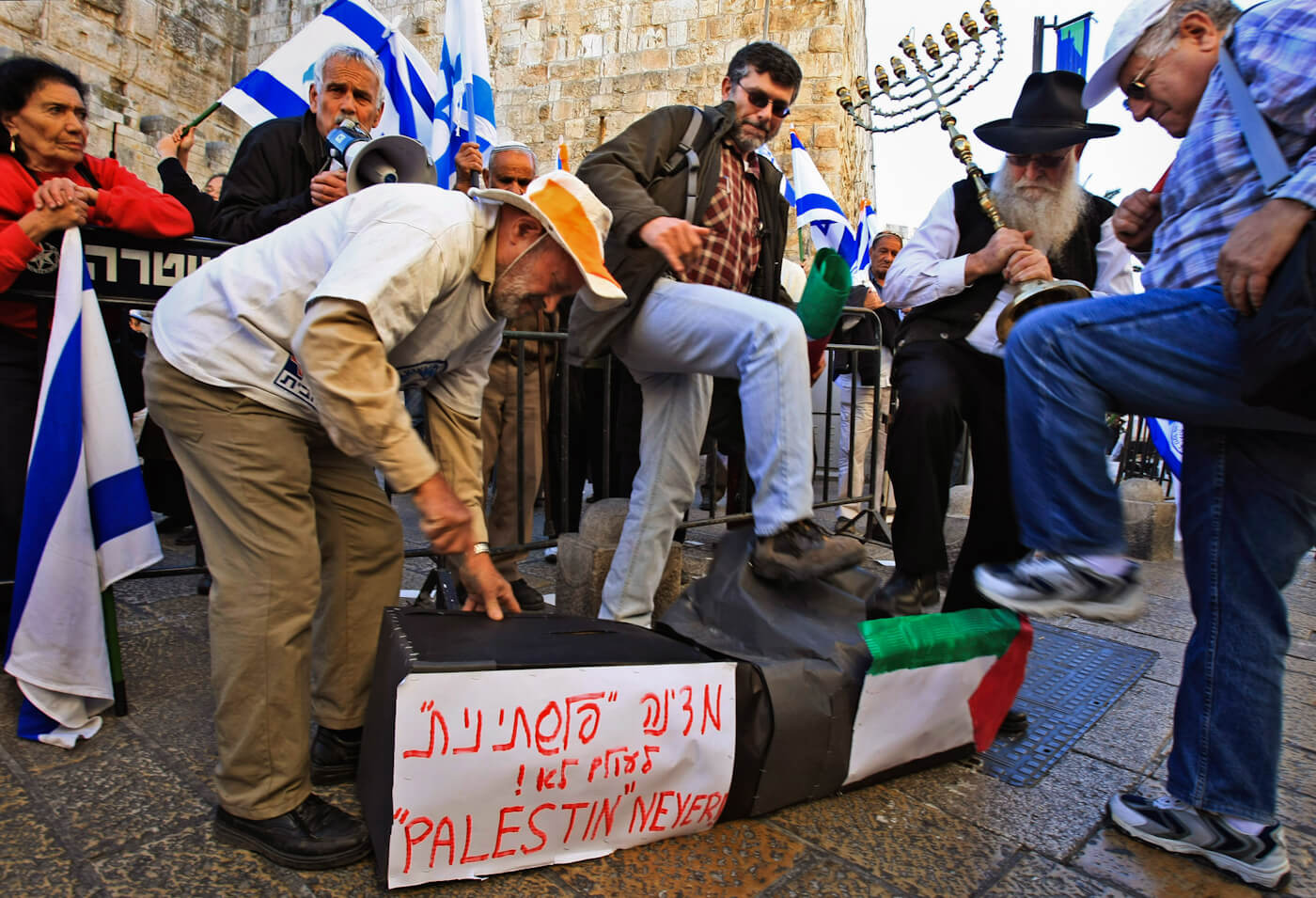圣殿山忠实会员在2007年的耶路撒冷游行中踩着象征巴勒斯坦的仿制棺材。 亚历克斯·科洛默斯基| 美联社