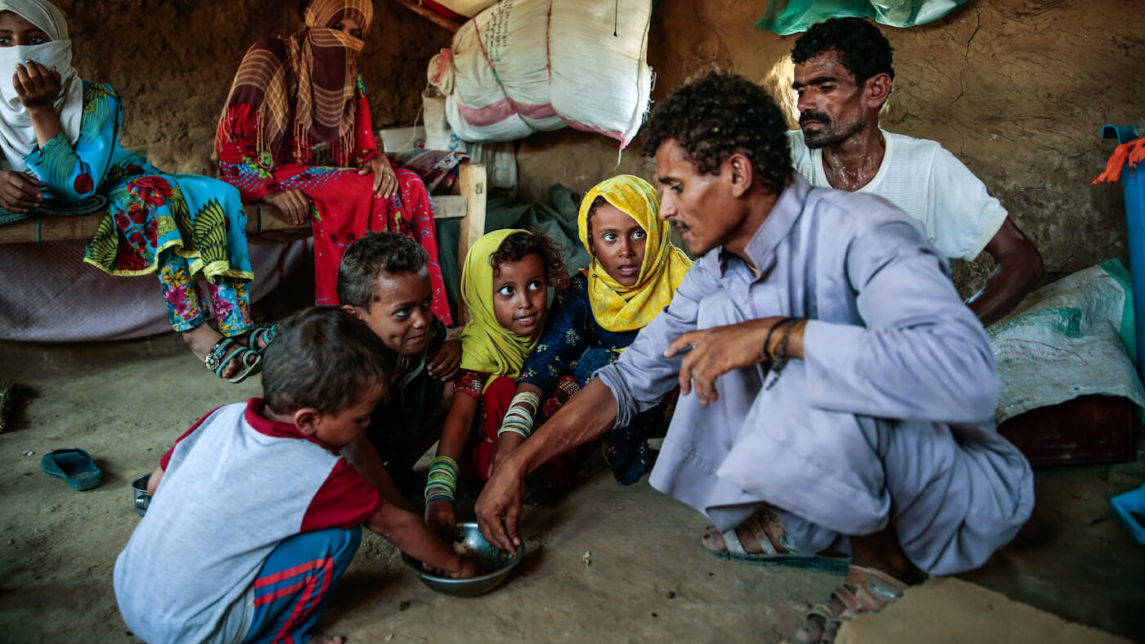 В Йемене голодает, международные агентства помощи играют в политику с едой