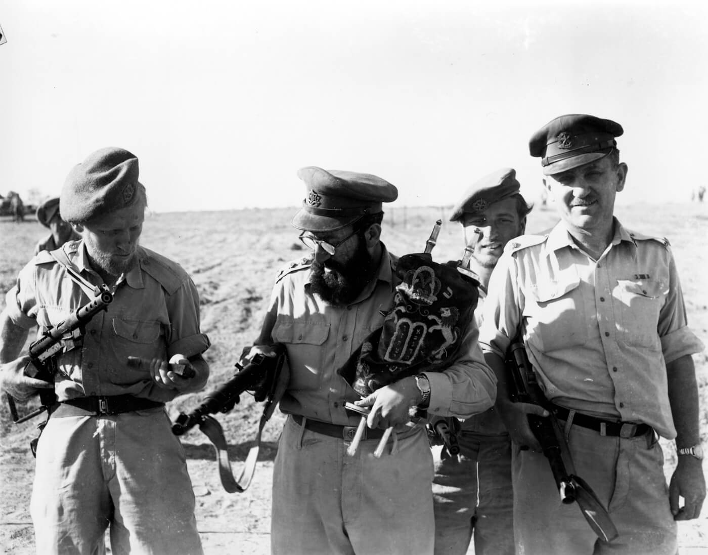 1956年以色列对加沙的袭击中，戈伦居中，携带着摩西五经和冲锋枪。 照片| 美联社