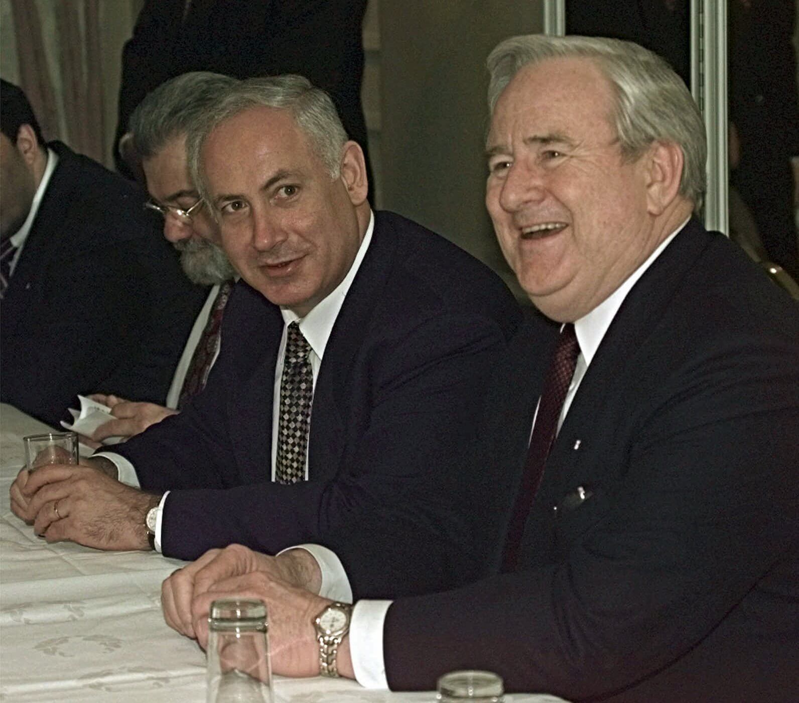 19 年 1998 月 XNUMX 日，内塔尼亚胡（左）在华盛顿的一家酒店会见福尔韦尔。 美联社