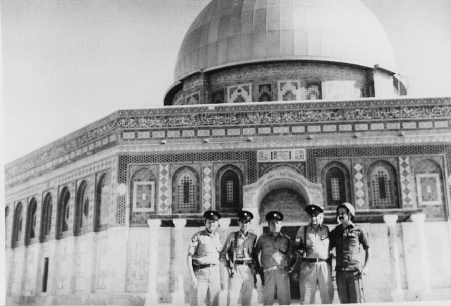 右图的格申·所罗门（Gershon Salomon）于1967年在阿克萨清真寺（Al-Aqsa Mosque）前面摆姿势。