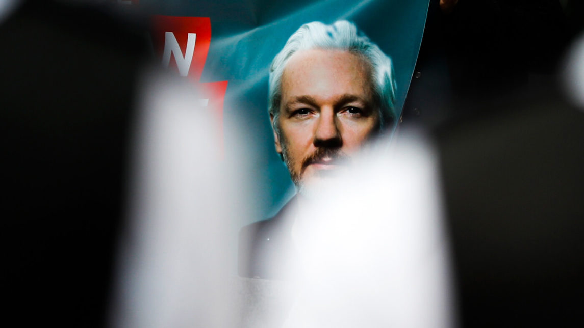 Rompiendo el apagón de los medios sobre el encarcelamiento de Julian Assange
